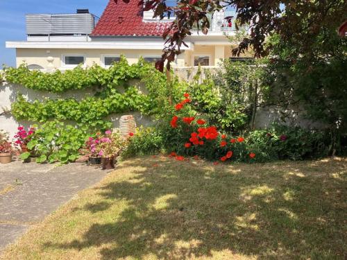 Taman di luar Holiday Home Merete - 50m from the sea by Interhome