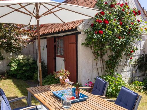 Taman di luar Holiday Home Merete - 50m from the sea by Interhome