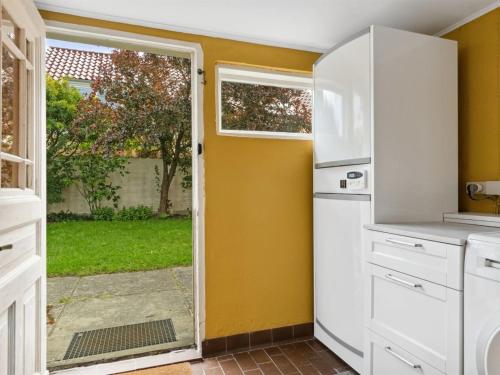 Dapur atau dapur kecil di Holiday Home Merete - 50m from the sea by Interhome