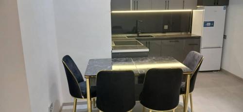 Η κουζίνα ή μικρή κουζίνα στο Квартира в центре города