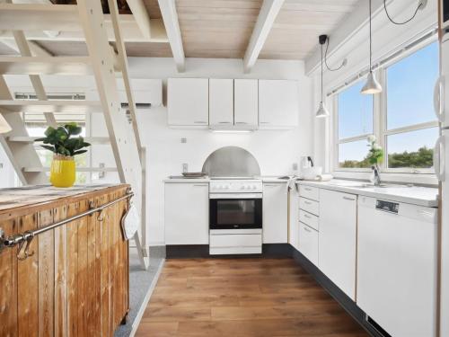 Η κουζίνα ή μικρή κουζίνα στο Holiday Home Andrine - 700m from the sea by Interhome