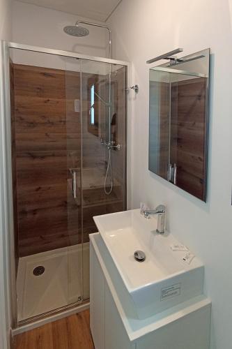 un baño con lavabo y ducha en B&B Bianchin via Trieste 67 Fiumicello-Villa Vicentina, en San António