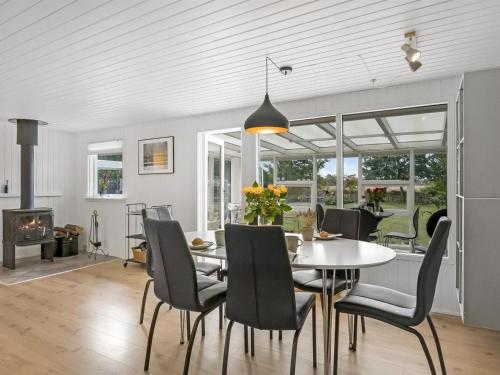 Ein Sitzbereich in der Unterkunft Holiday Home Waghn - 800m to the fjord by Interhome