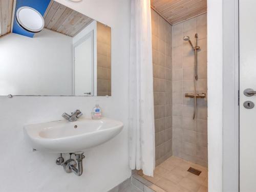 Un baño de Holiday Home Tabithe - 2-2km from the sea by Interhome