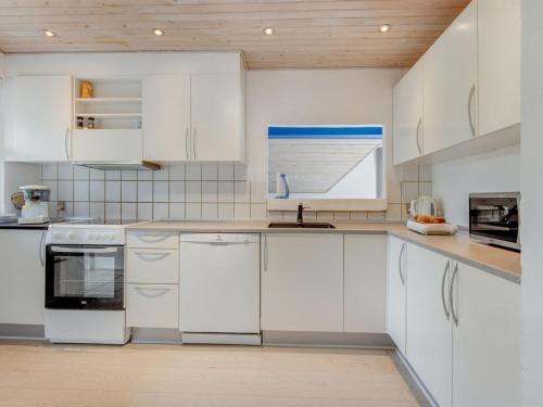 Una cocina o cocineta en Holiday Home Tabithe - 2-2km from the sea by Interhome