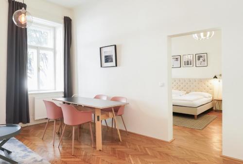 Postel nebo postele na pokoji v ubytování HeyMi Apartments Stolberggasse