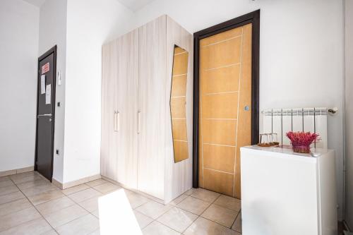 a hallway with a closet and a door at Palazzo ReSilente- B&B dell'Infopoint in Castelnuovo Cilento