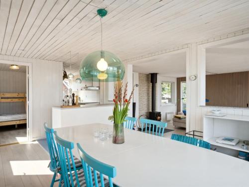 Kuchyň nebo kuchyňský kout v ubytování Holiday Home Alimpij - 5m from the sea by Interhome