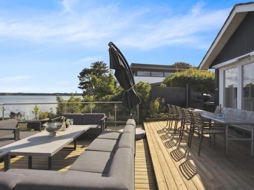 Posezení v ubytování Holiday Home Alimpij - 5m from the sea by Interhome