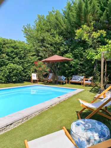 Proche Carcassone chambre avec salle de bain et WC privée Piscine salon et kitchenette partagés avec voyageurs