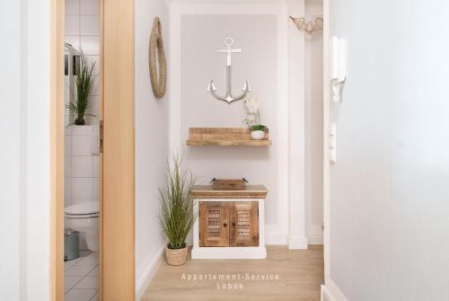 pasillo con baño con aseo en FeWo AquaMarin, en Stein