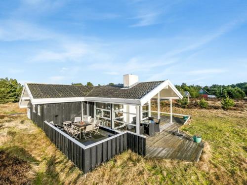 una casa con terraza en un campo en Holiday Home Josef - 950m from the sea by Interhome, en Fanø