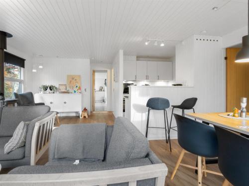 Dapur atau dapur kecil di Holiday Home Chris - from the sea by Interhome