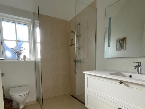 Ένα μπάνιο στο Holiday Home Emmalina - 1-3km from the sea by Interhome