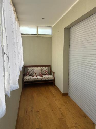 - une chambre avec un lit dans une pièce avec une porte dans l'établissement Il Girasole, à Aoste