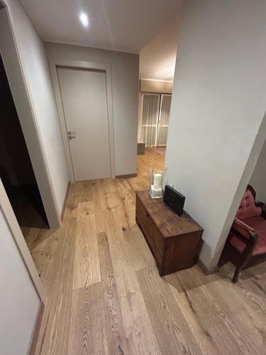 Cette chambre vide est dotée de parquet et d'une porte. dans l'établissement Il Girasole, à Aoste
