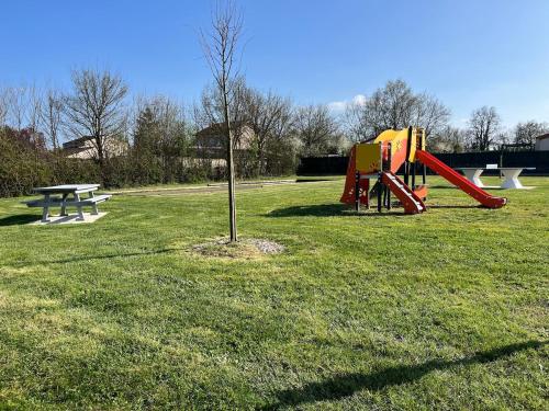 La CoudreにあるHébergement La Fontaineの遊び場とピクニックテーブルのある公園