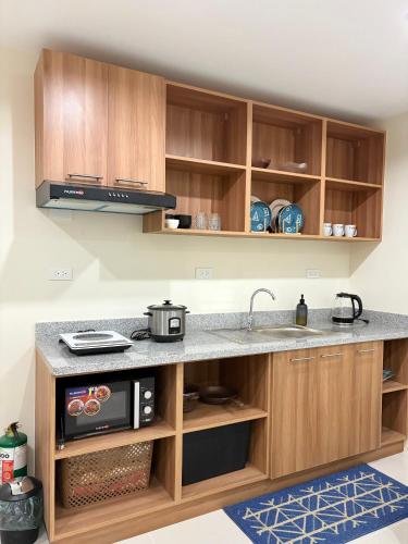 Η κουζίνα ή μικρή κουζίνα στο Chic Condo with Gym and Pool Access