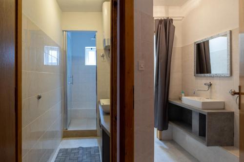 Bilik mandi di Holiday House Ninetta