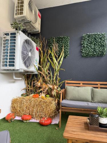 a living room with a couch and an air conditioner at Apartman Dukat- Luksuzna novogradnja u srcu Vinkovaca s parkingom in Vinkovci