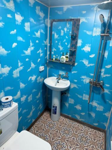 Ένα μπάνιο στο Ozod Guest House