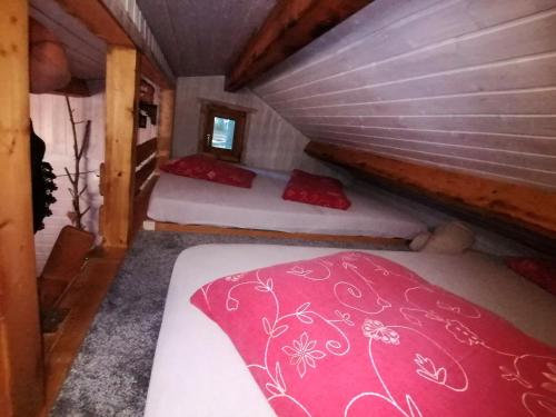 a room with two beds in a small room at Kleines Studio im Eichenwäldchen, 1 Zimmer Küche Bad in Friedrichsgrün