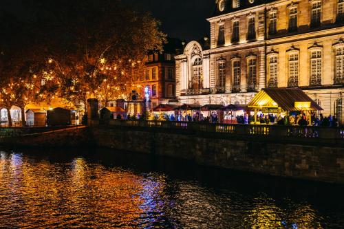 Θέα στο ποτάμι κοντά σε αυτό το ξενοδοχείο διαμερισμάτων