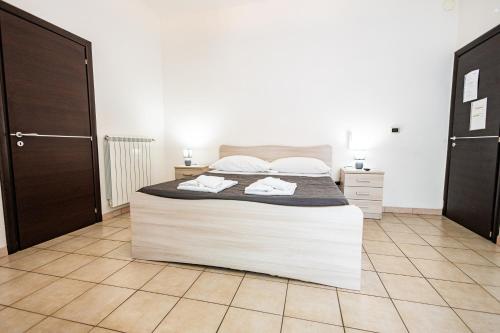 a bedroom with a bed with two towels on it at Palazzo ReSilente- B&B dell'Infopoint in Castelnuovo Cilento