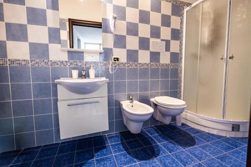 a bathroom with a toilet and a sink at Palazzo ReSilente- B&B dell'Infopoint in Castelnuovo Cilento
