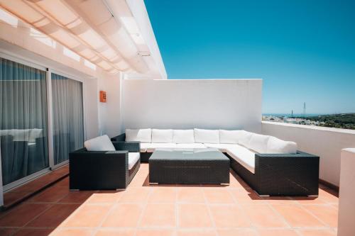 Frontline Golf Penthouse Alcazaba Lagoon - EHHouse