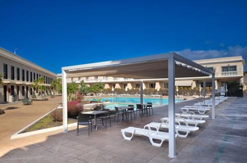 Бассейн в Apartamentos Charco del Conde или поблизости
