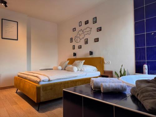 1 dormitorio con cama y bañera en Angel's Apartment, en Banská Bystrica
