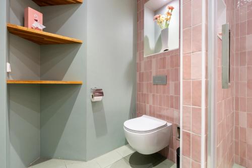 Bilik mandi di Rotterdam's coolest apartment