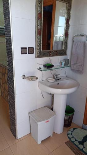 a bathroom with a sink and a mirror at Le Coin Nature in Azrou
