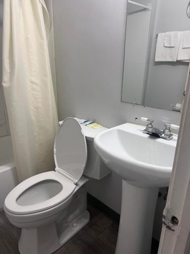 Capital O Elite Inn & Suites South Holland I 94にあるバスルーム