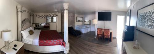 サウス・ホーランドにあるCapital O Elite Inn & Suites South Holland I 94のベッドルーム(天蓋付きベッド1台、バスルーム付)