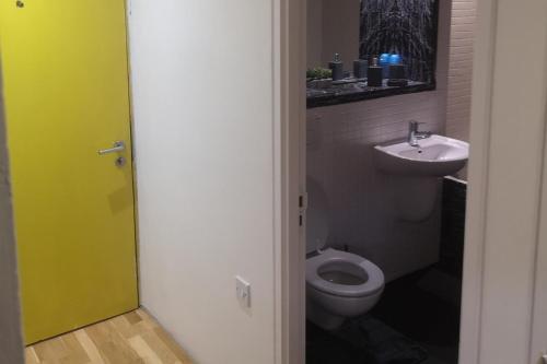 ブラッドフォードにある1 Bed Flat - Sleeps 2 - Parking - Wifiのトイレと洗面台付きのバスルーム