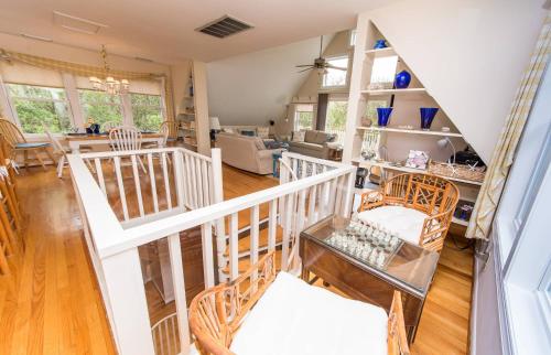 a living room with a staircase and a dining room at Pappia in Duck