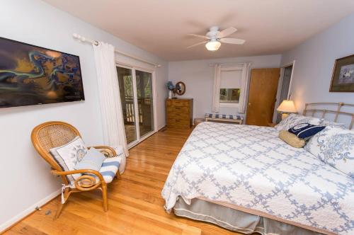 a bedroom with a bed and a ceiling fan at Pappia in Duck