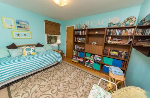 a bedroom with a bed and book shelves at Pappia in Duck