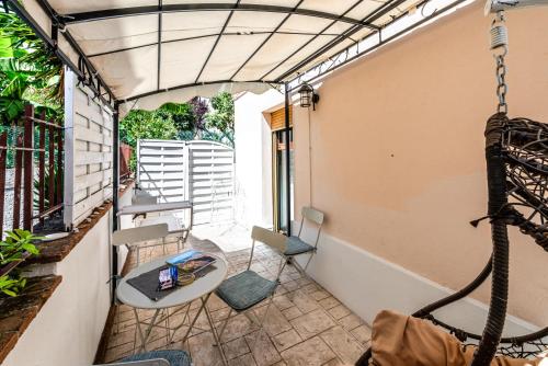 un balcon avec des chaises et une balançoire dans l'établissement LaGarolina Del Conero B&B, à Sirolo