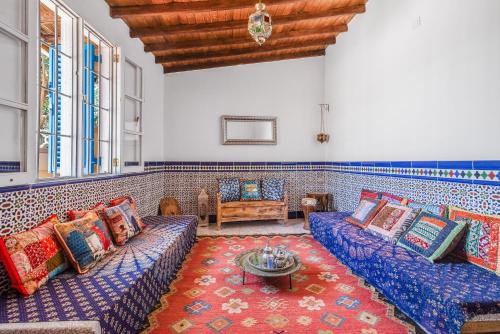 a living room with two couches and a table at Villa Ojuelos Paraíso Natural in Vega de San Mateo