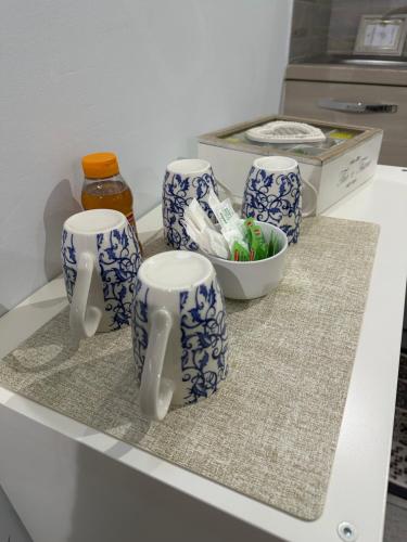 een toonbank met vier blauw-witte bekers erop bij Garibaldi House in Catania