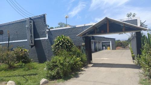 um prédio com uma placa na frente em Pousada Rout Bikers Penedo em Penedo