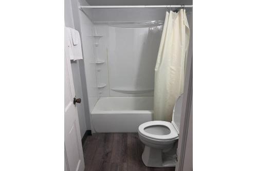 サウス・ホーランドにあるCapital O Elite Inn & Suites South Holland I 94のトイレ、浴槽、洗面台を備えたバスルーム