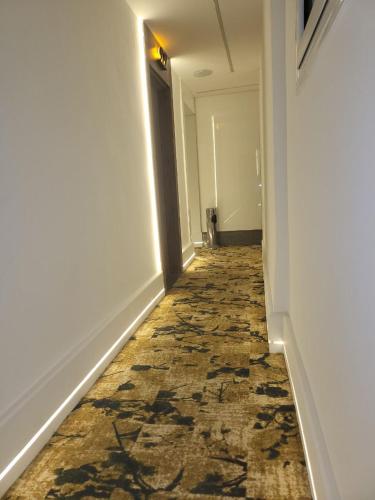 an empty hallway with a rug on the floor at New Alhussien Hotel in Asyut