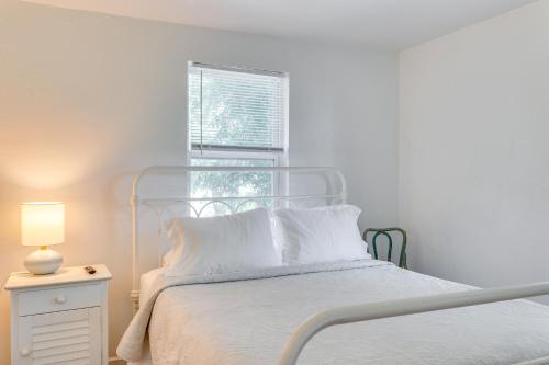 Katil atau katil-katil dalam bilik di Cozy Studio in Heart of OKC Plaza District!
