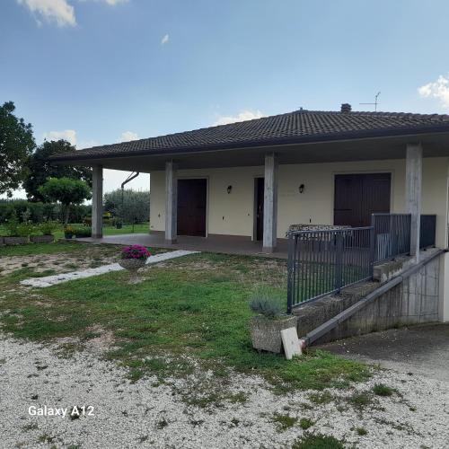 une petite maison avec un portail dans la cour dans l'établissement La casa dei nonni, à Villafranca di Verona