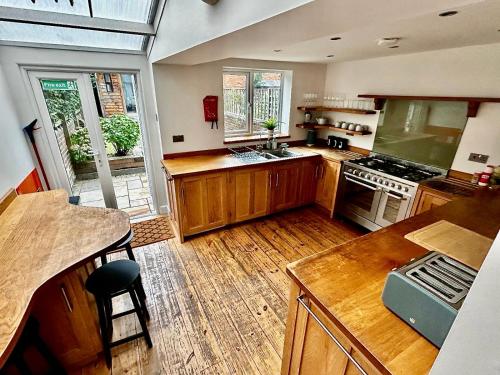 Η κουζίνα ή μικρή κουζίνα στο Nomi Homes - Okehampton Place - Exeter - Sleeps 7