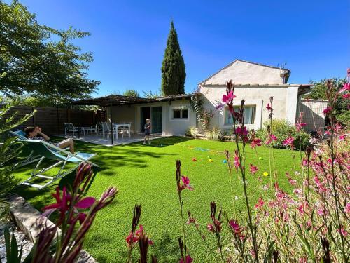a small yard with a house and a garden at Gîtes Amour de Provence in Châteaurenard